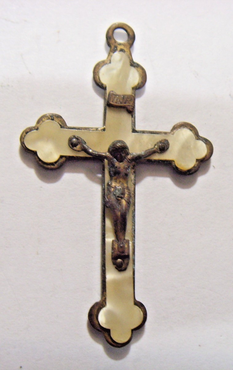 1930s Antique faux mother pearl religious catholic crucifix cross pendant 55055 1930s Antique faux mother pearl religious catholic crucifix cross pendant 55055