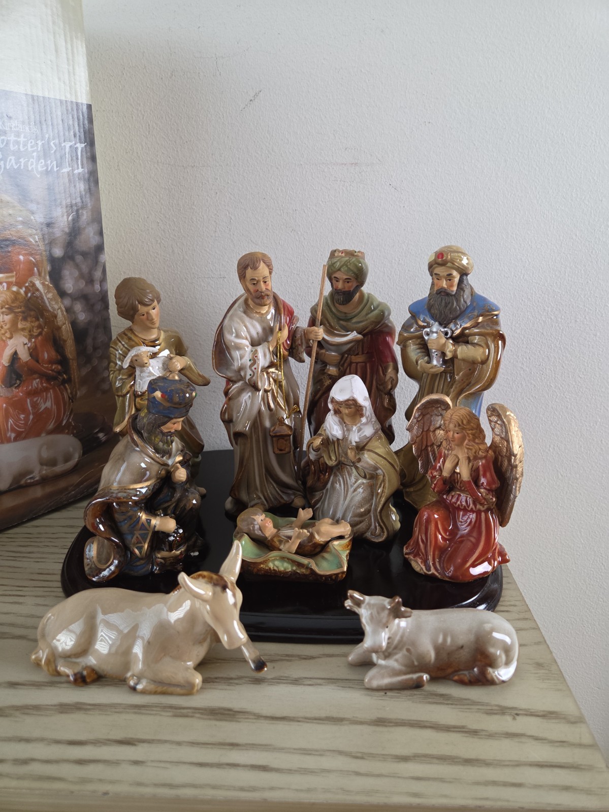 KIRKLAND\'S POTTER\'S Ii GARDEN II CHRISTMAS 11 PIECE NATIVITY SCENE SET WOOD BASE