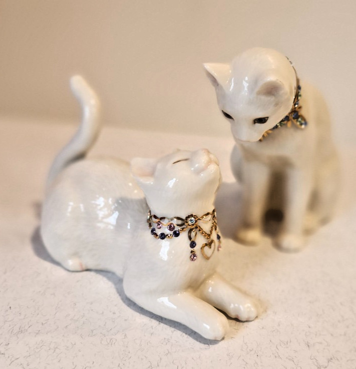 Lenox Awake to a Kiss White Cat with Jeweled Gold Collar Lenox Awake to a Kiss White Cat with Jeweled Gold Collar