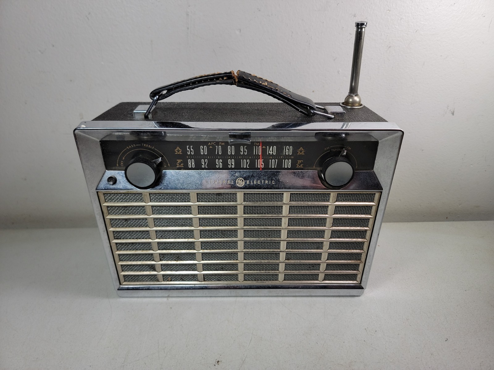Vintage GE General Electric Model P856B Portable AM/FM Radio - Untested