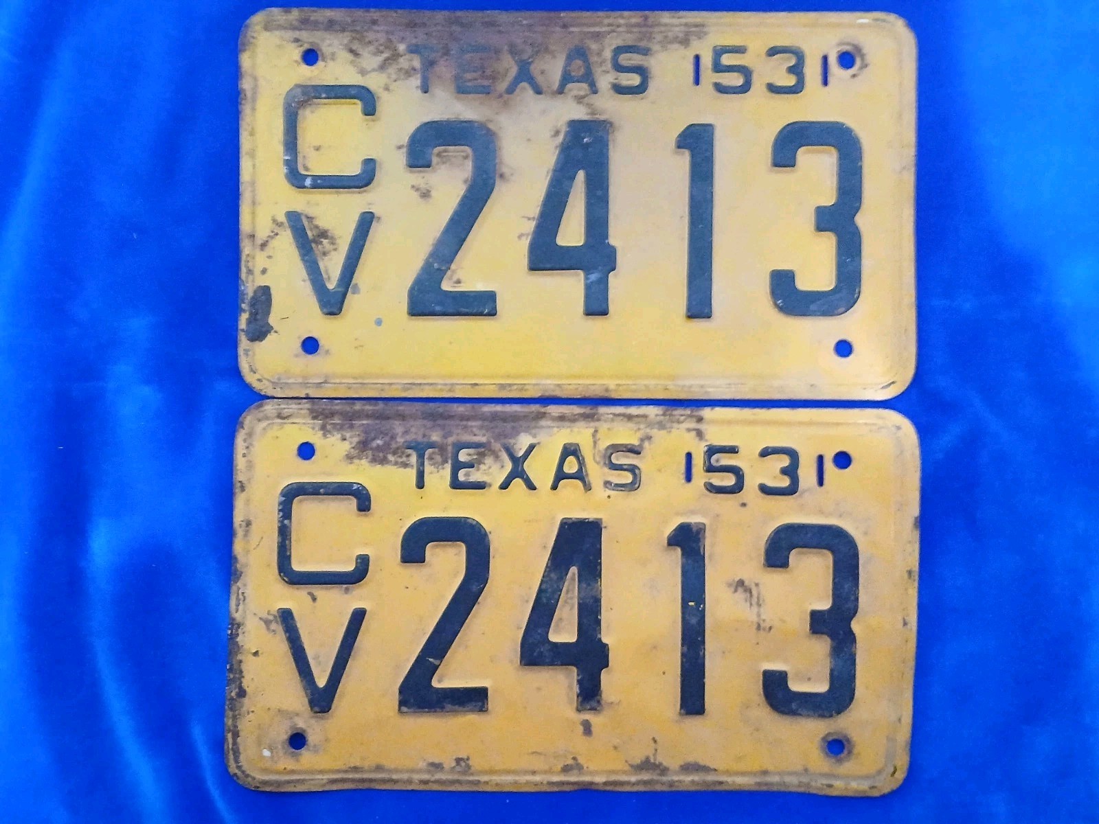 Vintage Pair Of 1953 Texas CV Liscence Plate  2413 