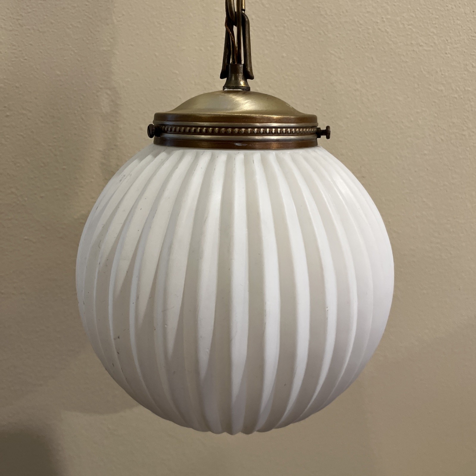 Vtg White Ribbed Glass Globe Swag Pendant Hanging Lamp MCM Brass Chain Ceiling