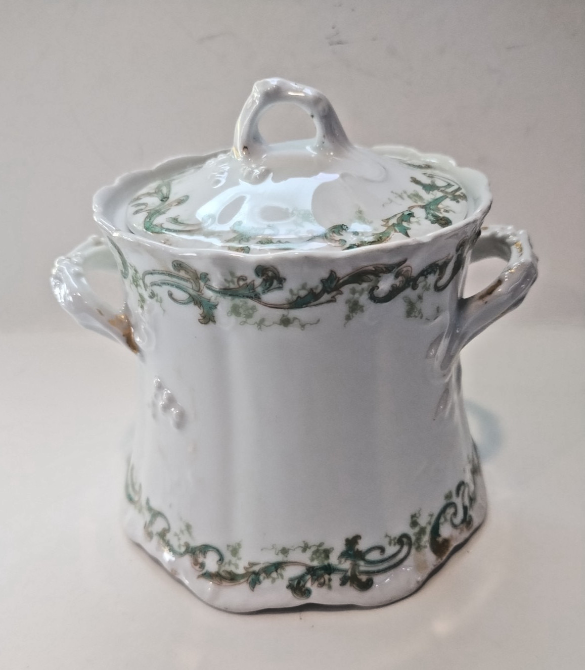 Theodore Haviland Limoges covered sugar bowl. Schleiger 171-3 or a, early 1900\'s