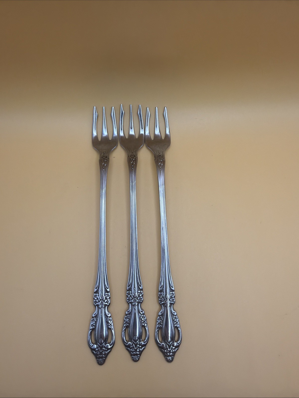 3 Oneida Raphael Distinction Deluxe Stainless  HH Cocktail Seafood Forks Flatwar