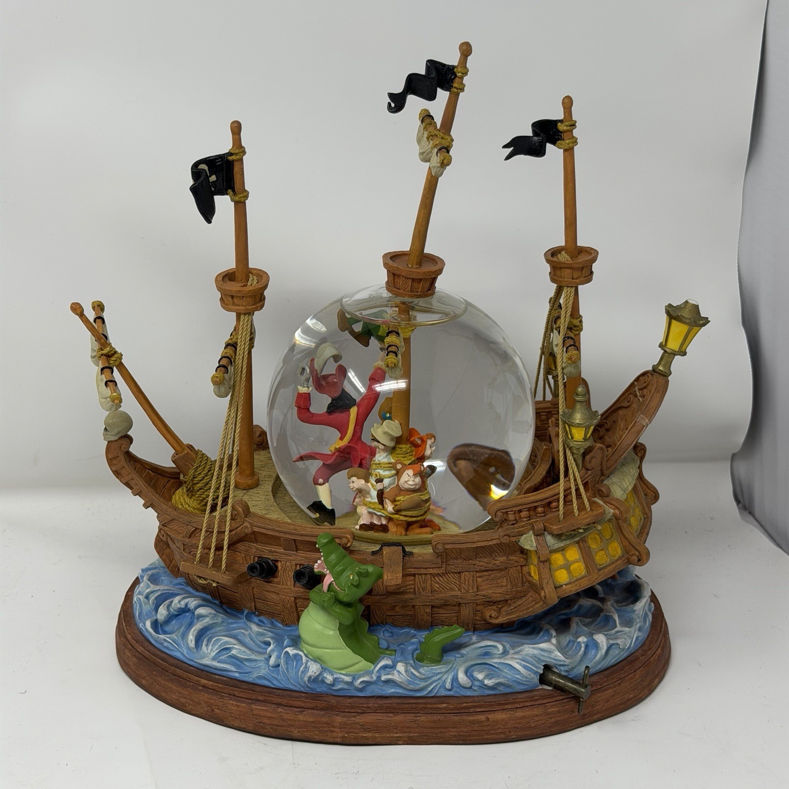 Disney Peter Pan Musical Snow Globe \ Disney Peter Pan Musical Snow Globe \
