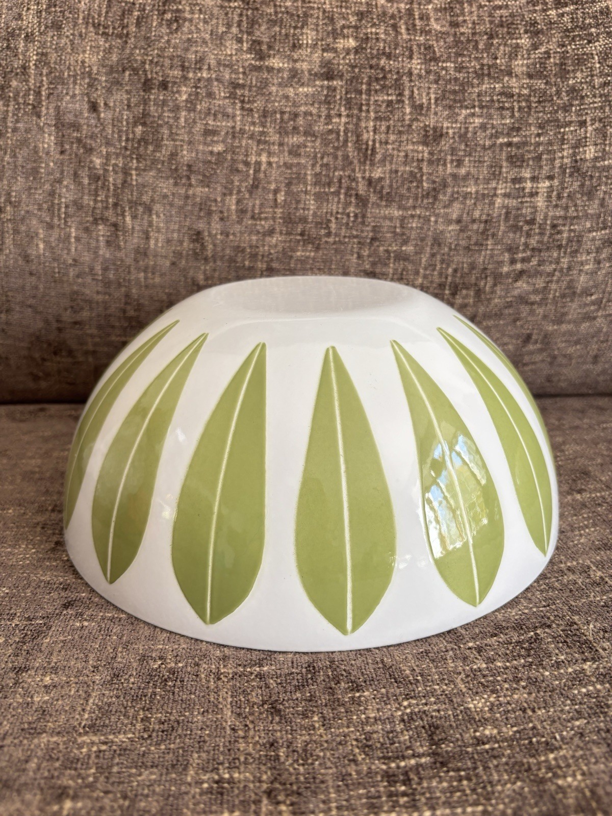 CATHRINEHOLM 9 1/2” WHITE WITH AVOCADO GREEN LOTUS BOWL GLOSSY PERFECT RIMS