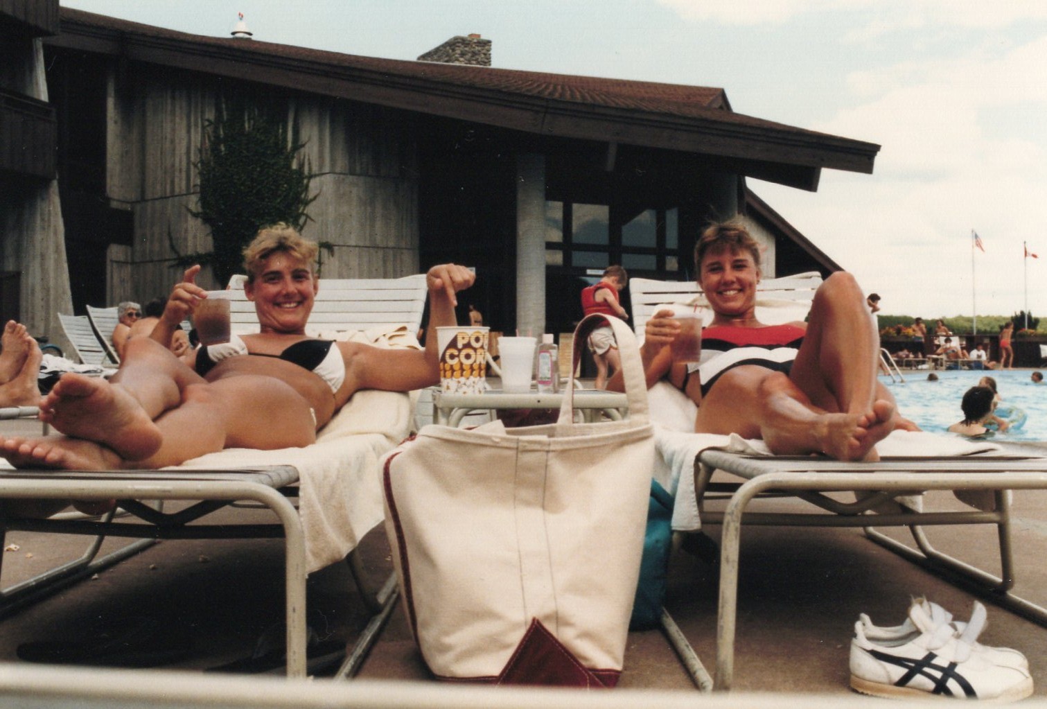 Beautiful Sexy Young Adults Enjoying The Telemark Lodge 1980s Vtg Photo Snapshot