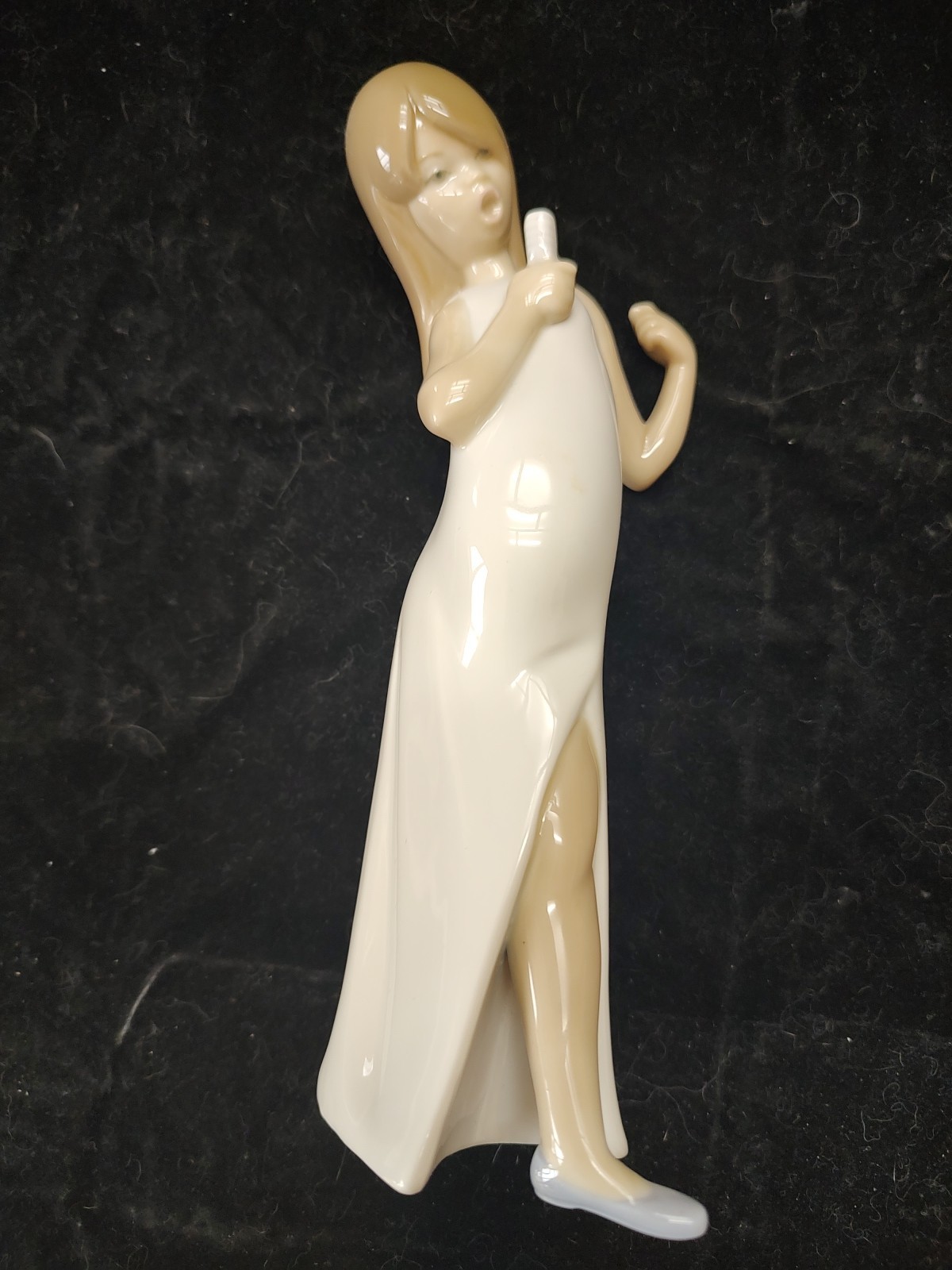 4612 - LLADRO Girl Singer - Retired, Gloss Finish, Excellent Condition