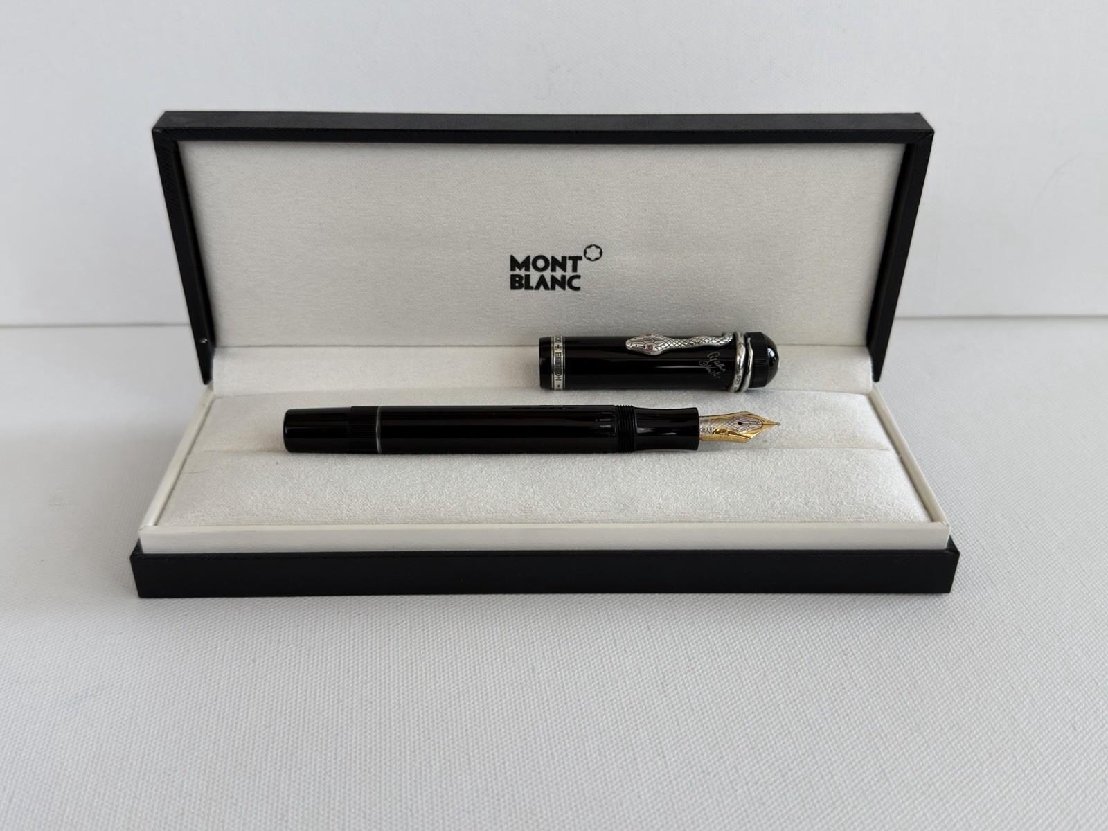 Montblanc Meisterstück Agatha Christie Limited Edition Fountain Pen 18K M Nib