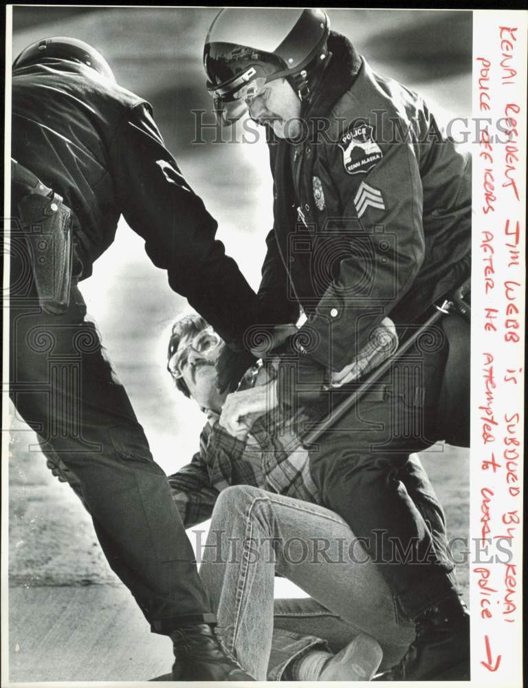 1984 Press Photo Police officers subdue resident Jim Webb at Port of Kenai, AK