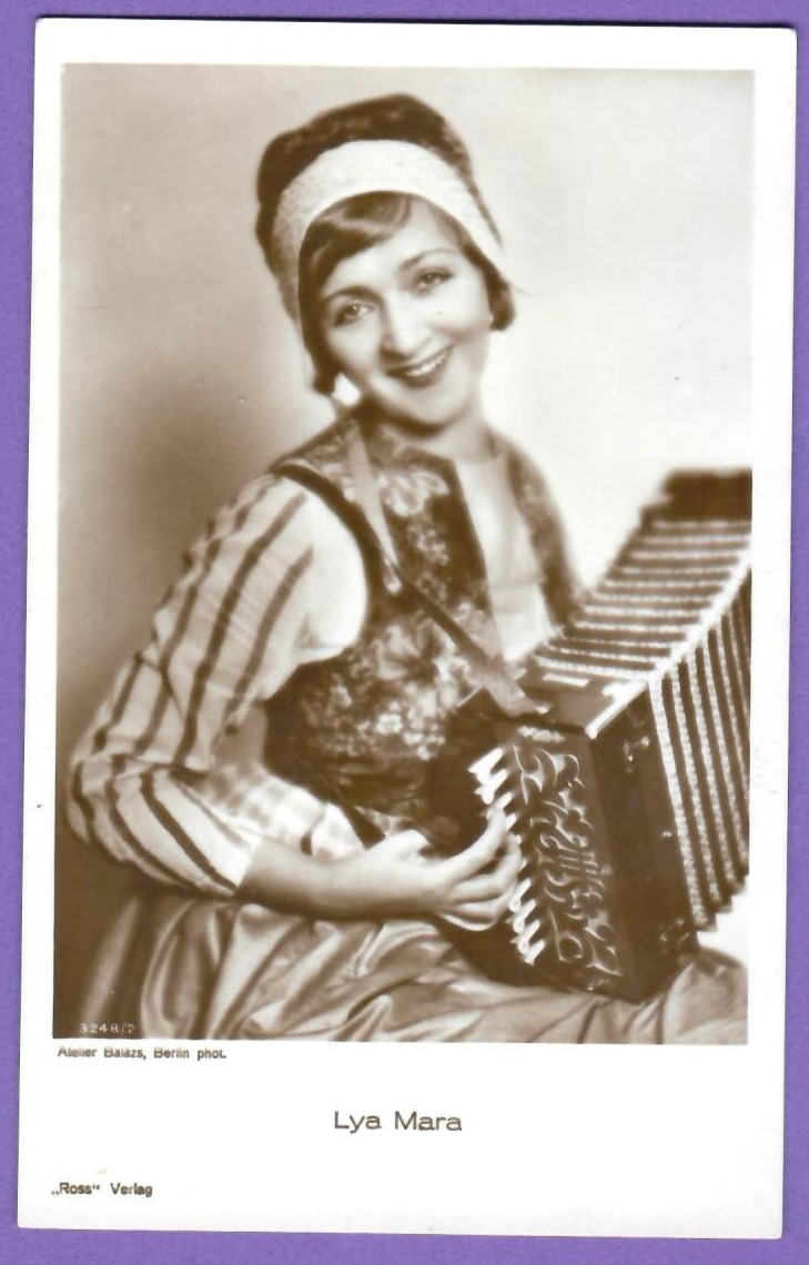 LYA MARA PLAYS THE ACCORDION # 3248/2 VINTAGE PHOTO PC. PUBLISHER GERMANY 4700
