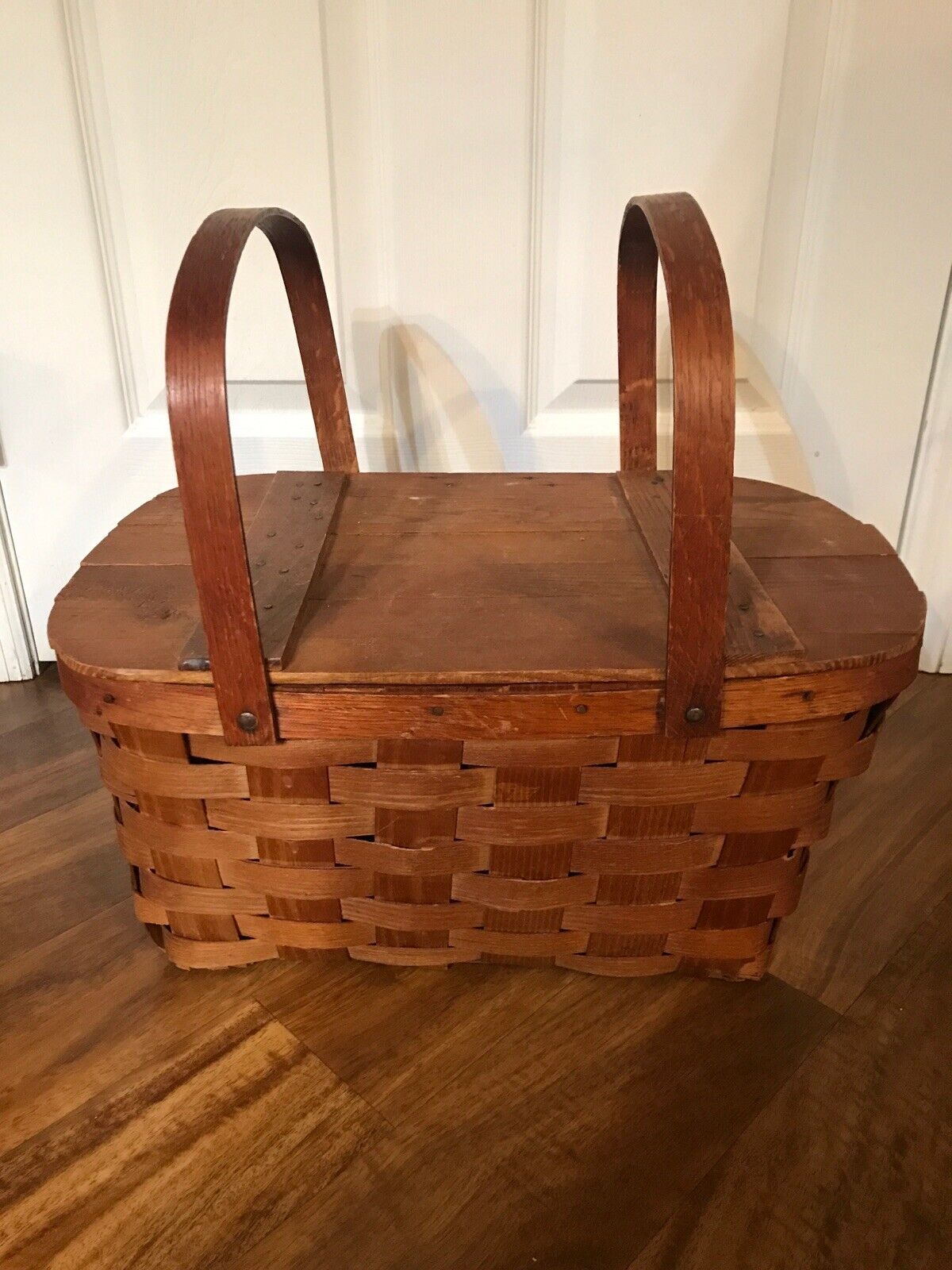 vintage picnic basket/ By Jerywil