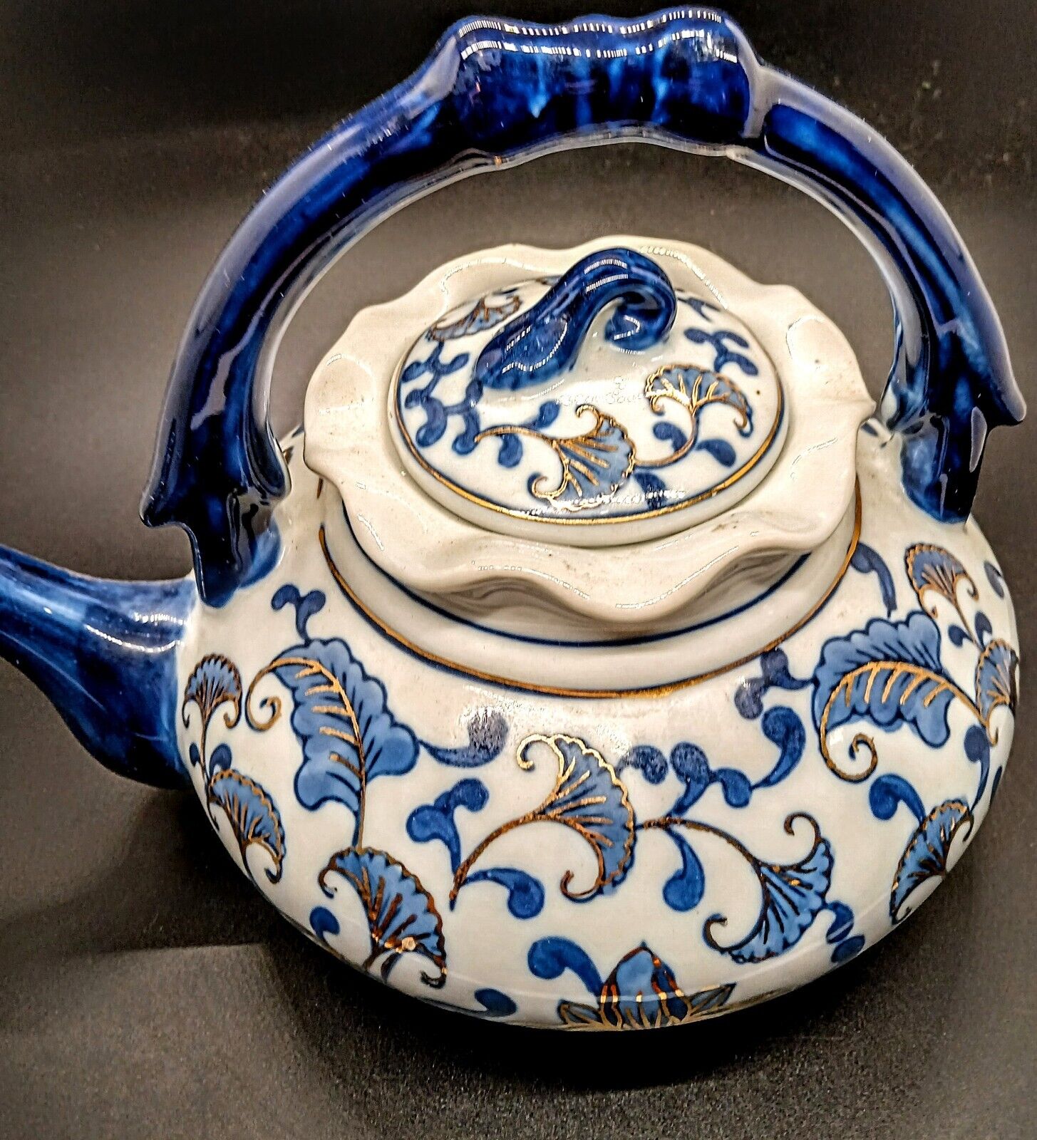 Beautiful Vintage Blue And White W/ Gold Trim Decorative Cerimic Chinese Teapot