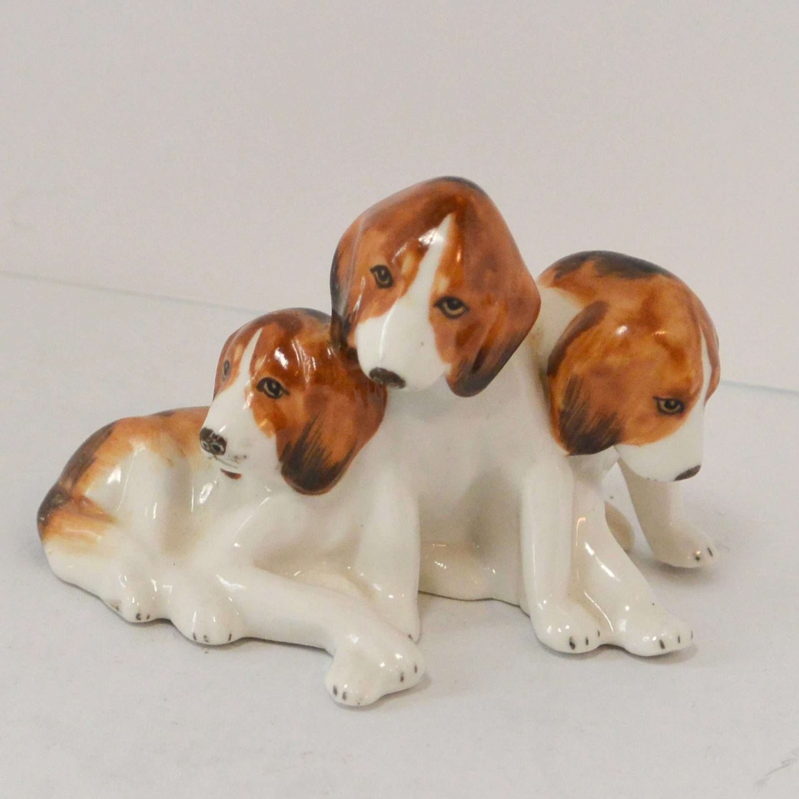 Occupied Japan Beagle Dogs Trio Porcelain Figurine Hokutosha Vintage Occupied Japan Beagle Dogs Trio Porcelain Figurine Hokutosha Vintage