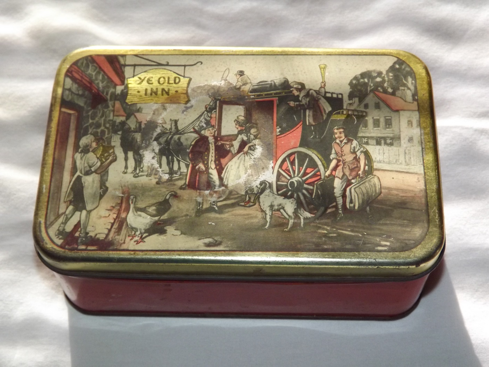VINTAGE  MADE IN USA YE OLD INN HORSE & CARRIAGE DOG DUCK RED TIN