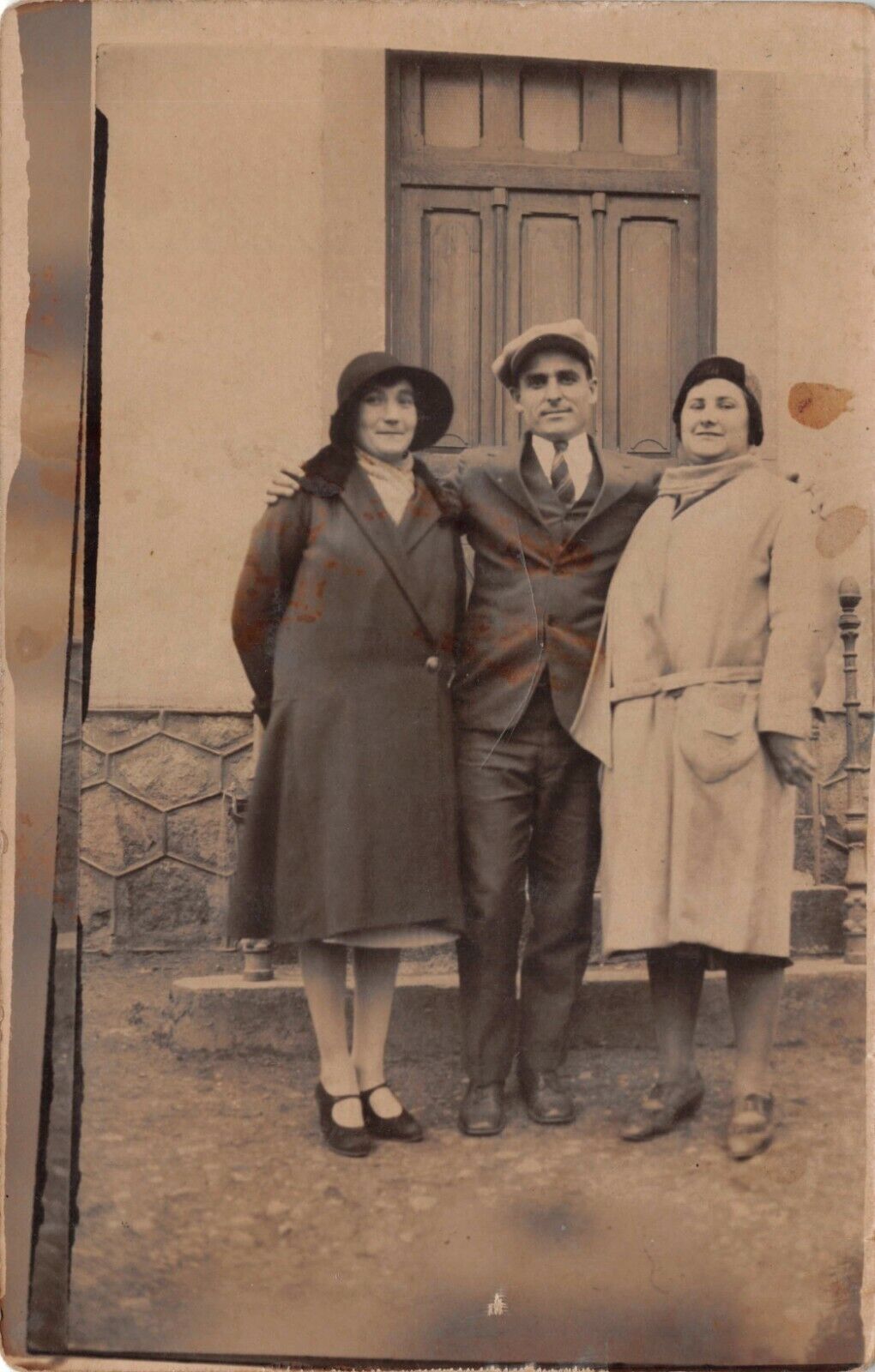 Vtg. c1930\'s Family in the Street Portrait Carte Postal Postcard p948