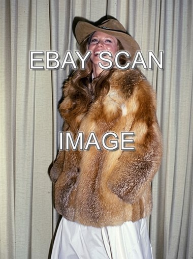 LINDSAY WAGNER THE BIONIC WOMAN  FUR COAT    8X10 PHOTO 68-4