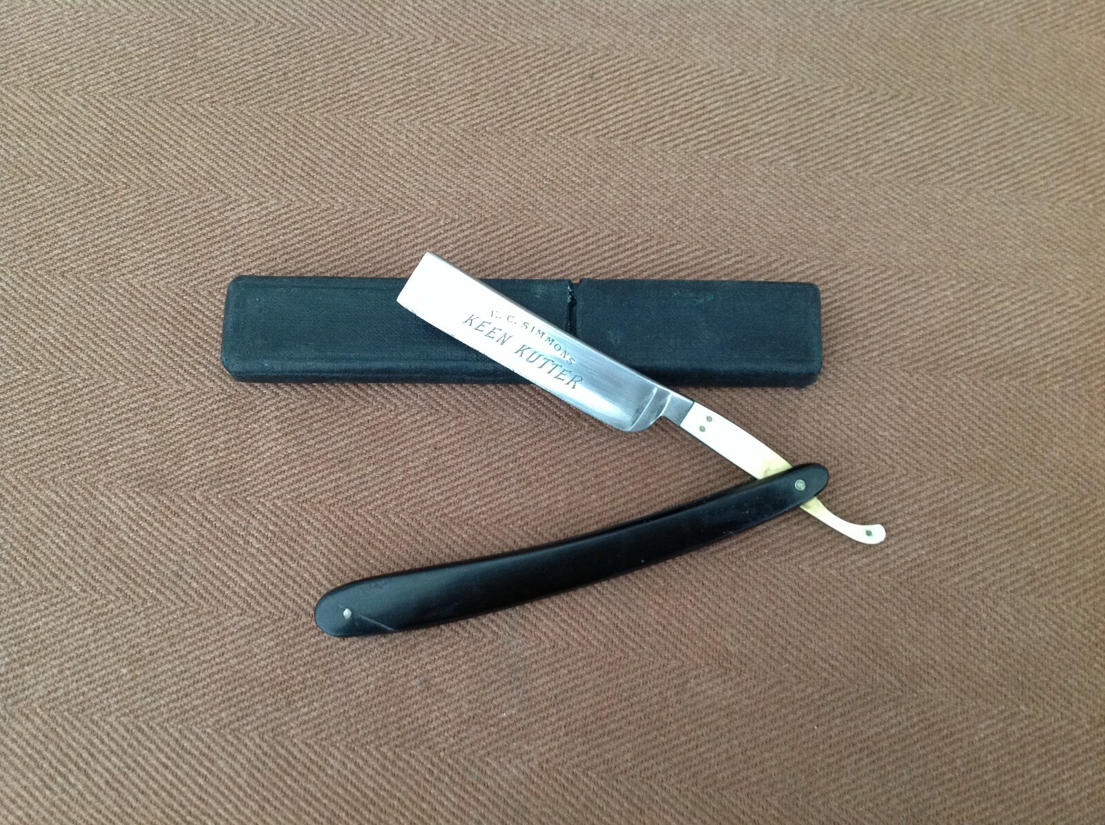 EC Simmons Keen Kutter Straight Razor in Box, Etched Face