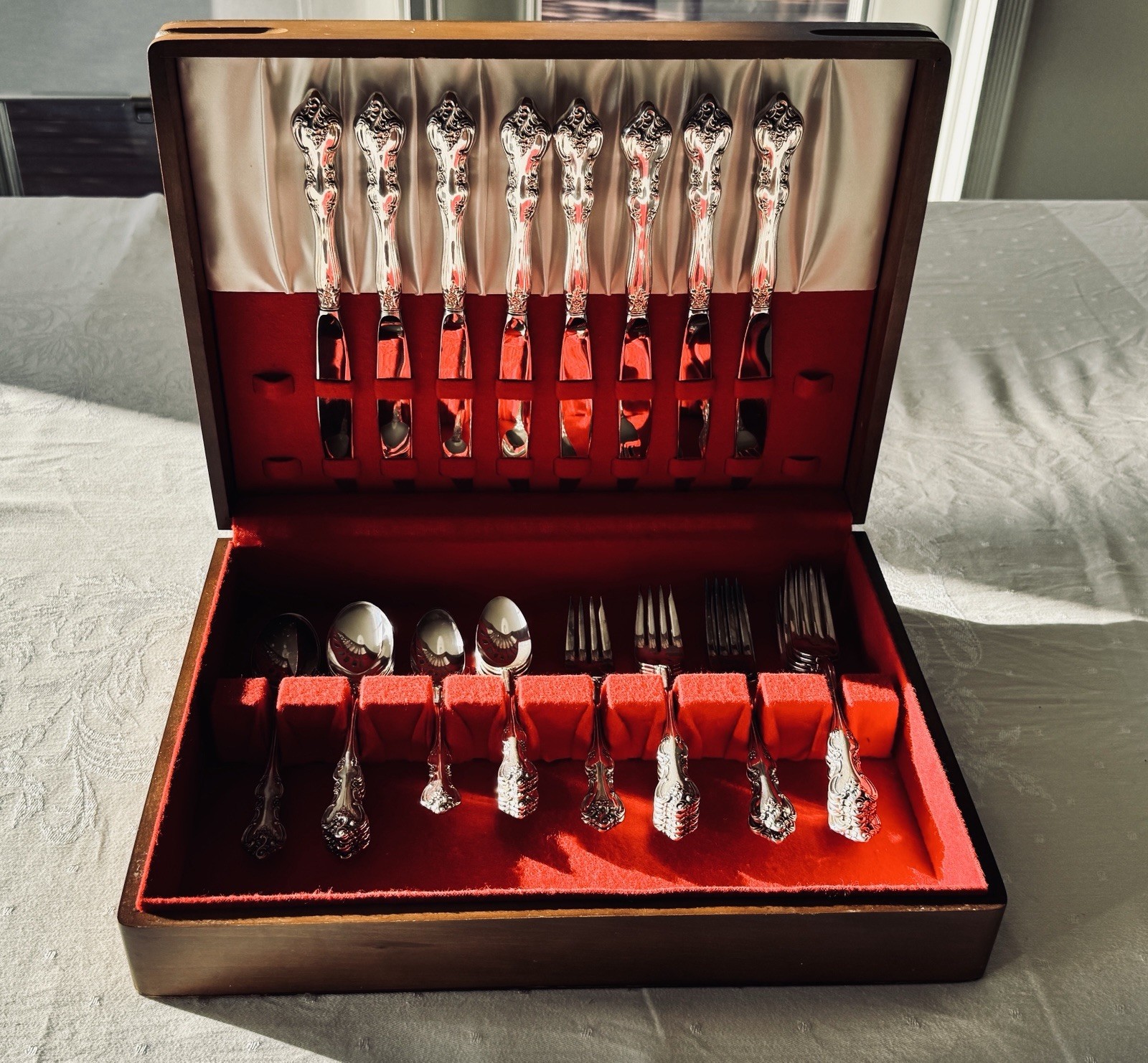 1847 Rogers Bros ORLEANS Silverplate Flatware Set 32 Pc Service for 8 with Chest