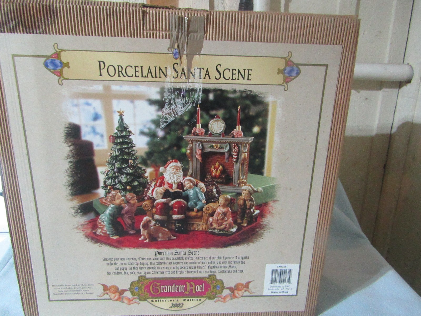 2002 Grandeur Noel Porcelain Santa Scene Collector\'s Edition Box Damaged