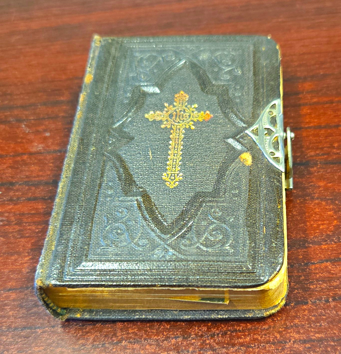 Franciscus Silas Vintage Christian Prayer Book Ornate Cross Cover w/ Clasp Franciscus Silas Vintage Christian Prayer Book Ornate Cross Cover w/ Clasp