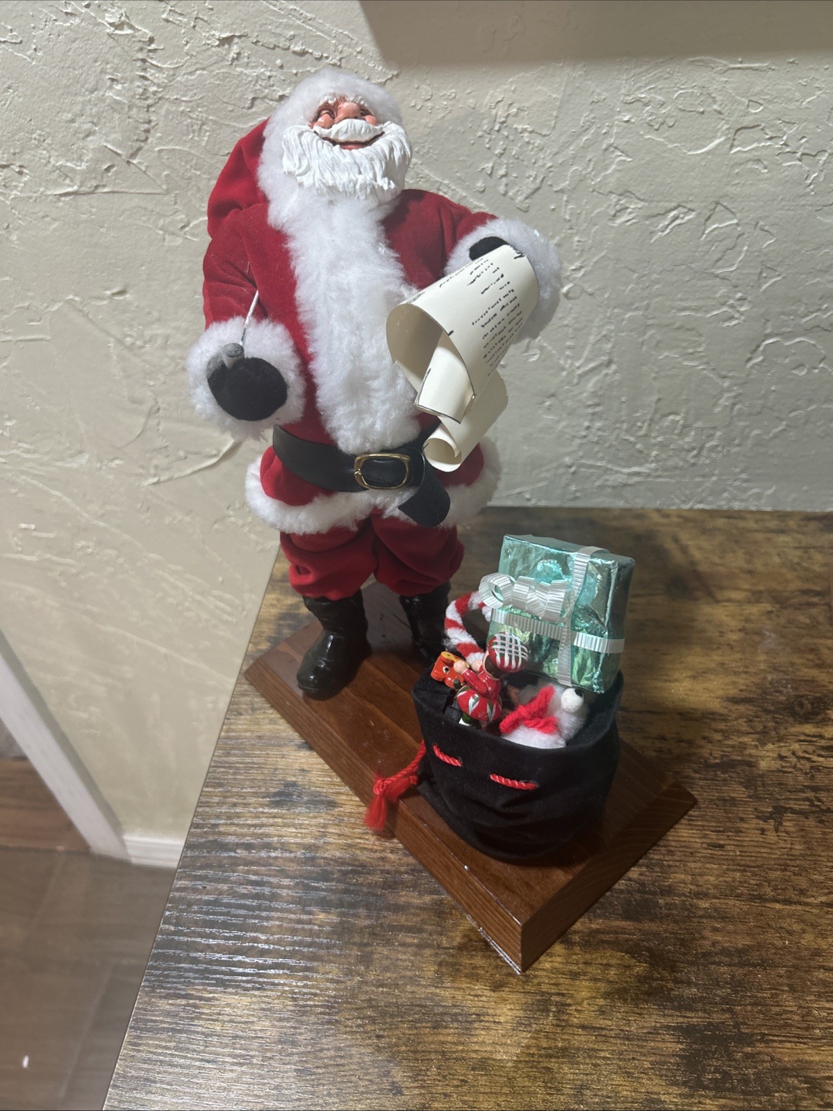 1985 ? SIMPICH SANTA BEARING GIFTS. HANDCRAFTED - MUST SEE DESCRIPTION-