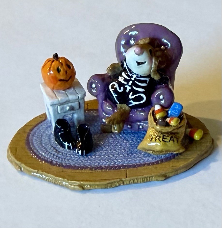 Wee Forest Folk M-273a Treat & Retreat 2001 Halloween Figurine Retired