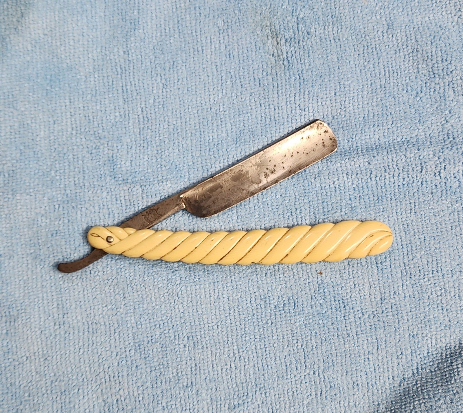 Vintage Straight Razor by Terrier Cutlery Vintage Straight Razor by Terrier Cutlery