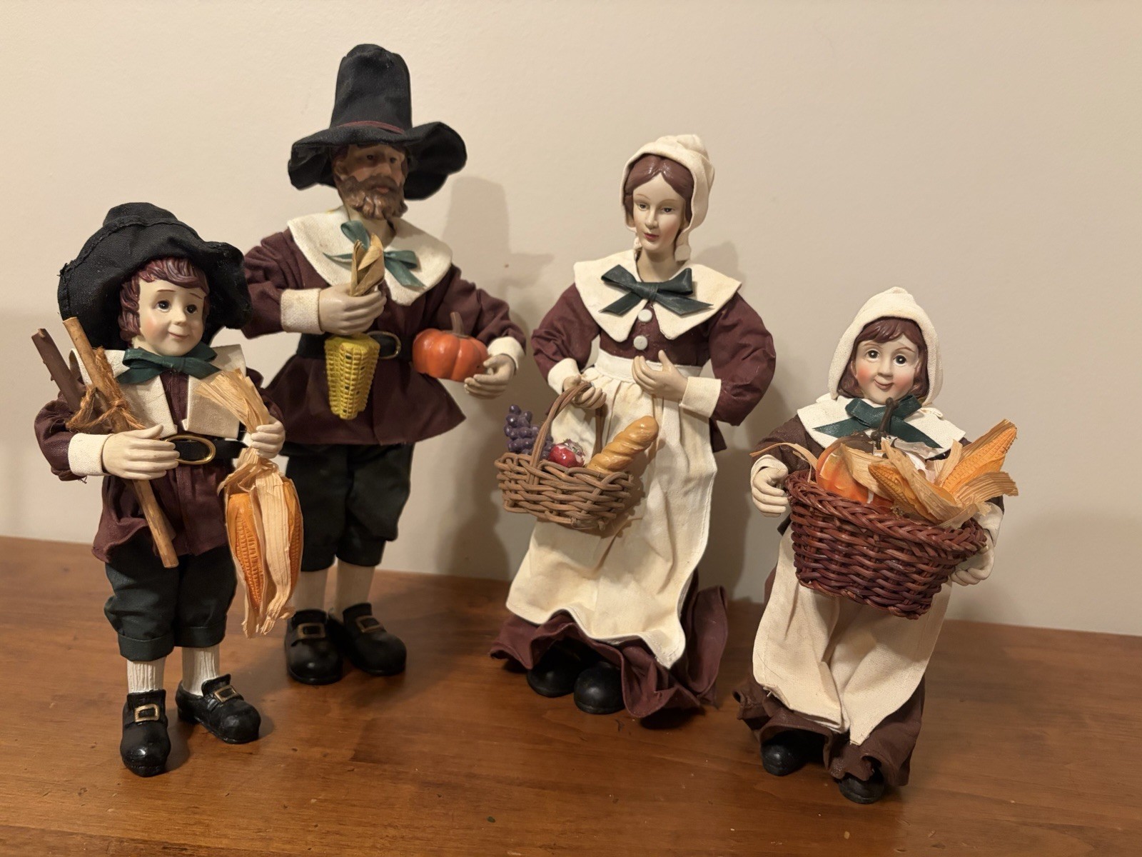 VTG Thanksgiving or Seasonal Autumn Harvest Fabric Mâché Pilgrim Family