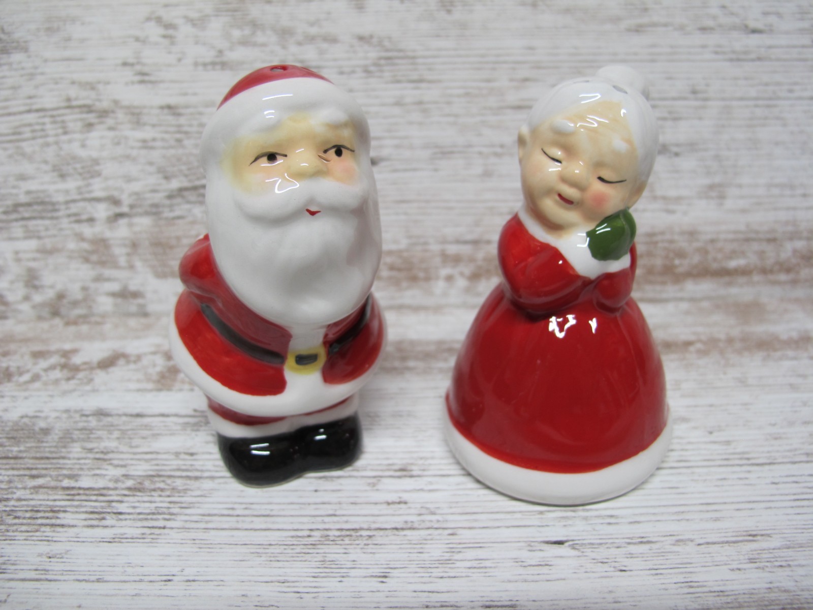 Vintage Kissing Mr. and Mrs. Santa Claus Salt & Pepper Shaker Set NEW Christmas