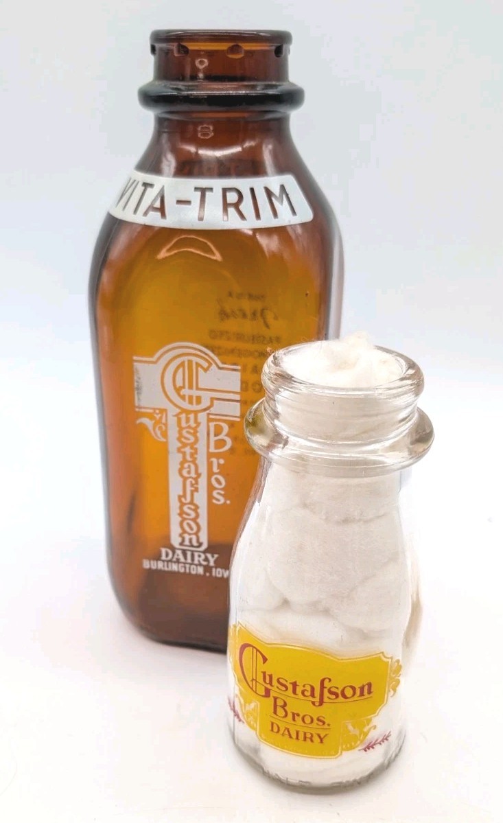 2x Vintage Gustafson Bros Dairy Milk Bottles Burlington Iowa Amber ACL Vita Trim 2x Vintage Gustafson Bros Dairy Milk Bottles Burlington Iowa Amber ACL Vita Trim