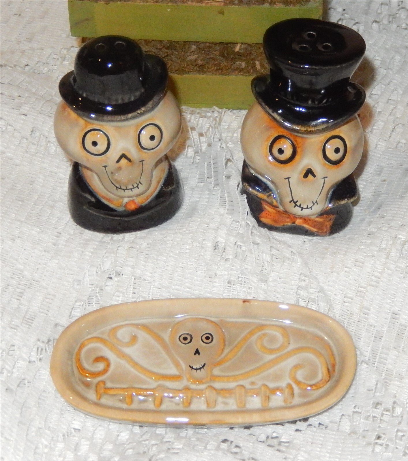 Yankee Candle Halloween Boney Bunch Salt & Pepper Shakers with Tray 2010 NIB