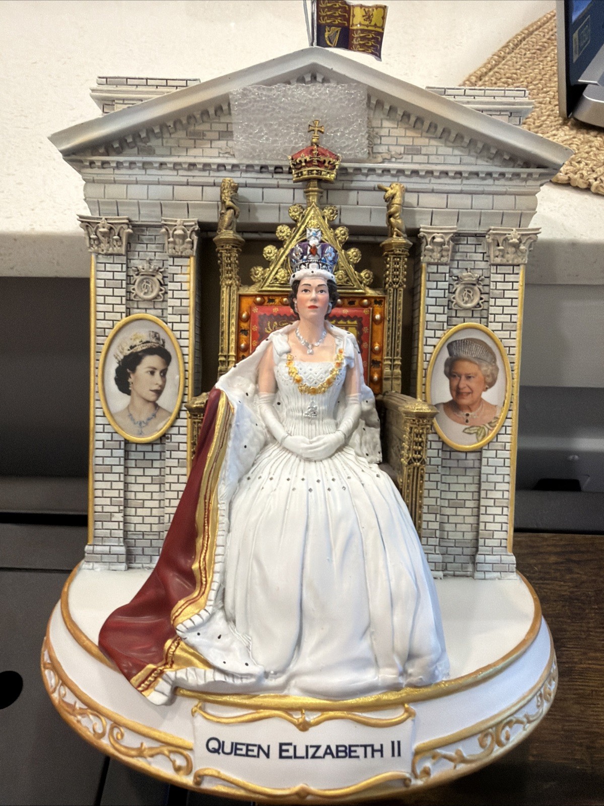 The Bradford Exchange Her Majesty Queen Elizabeth II Tabletop Sculpture 8.5\