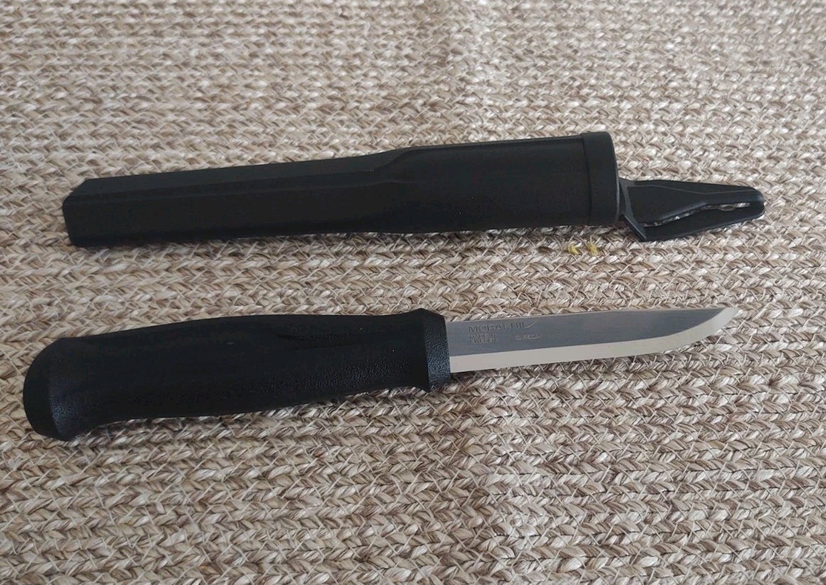 Sweden Mora Carbon Steel Fixed-Blade Knife with Sheath  8 1/4\