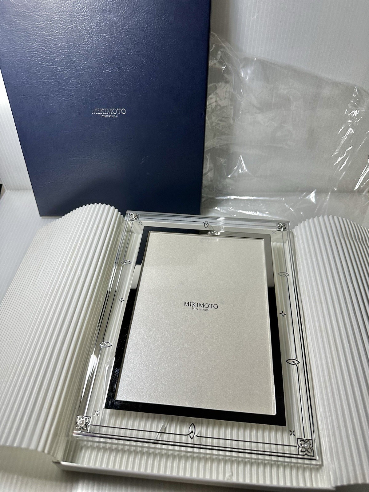 Mikimoto Lucite + Four Akoya Pearl Frame Sz. 7.25” X 9.25”  Photo Sz.5”x7” NICE