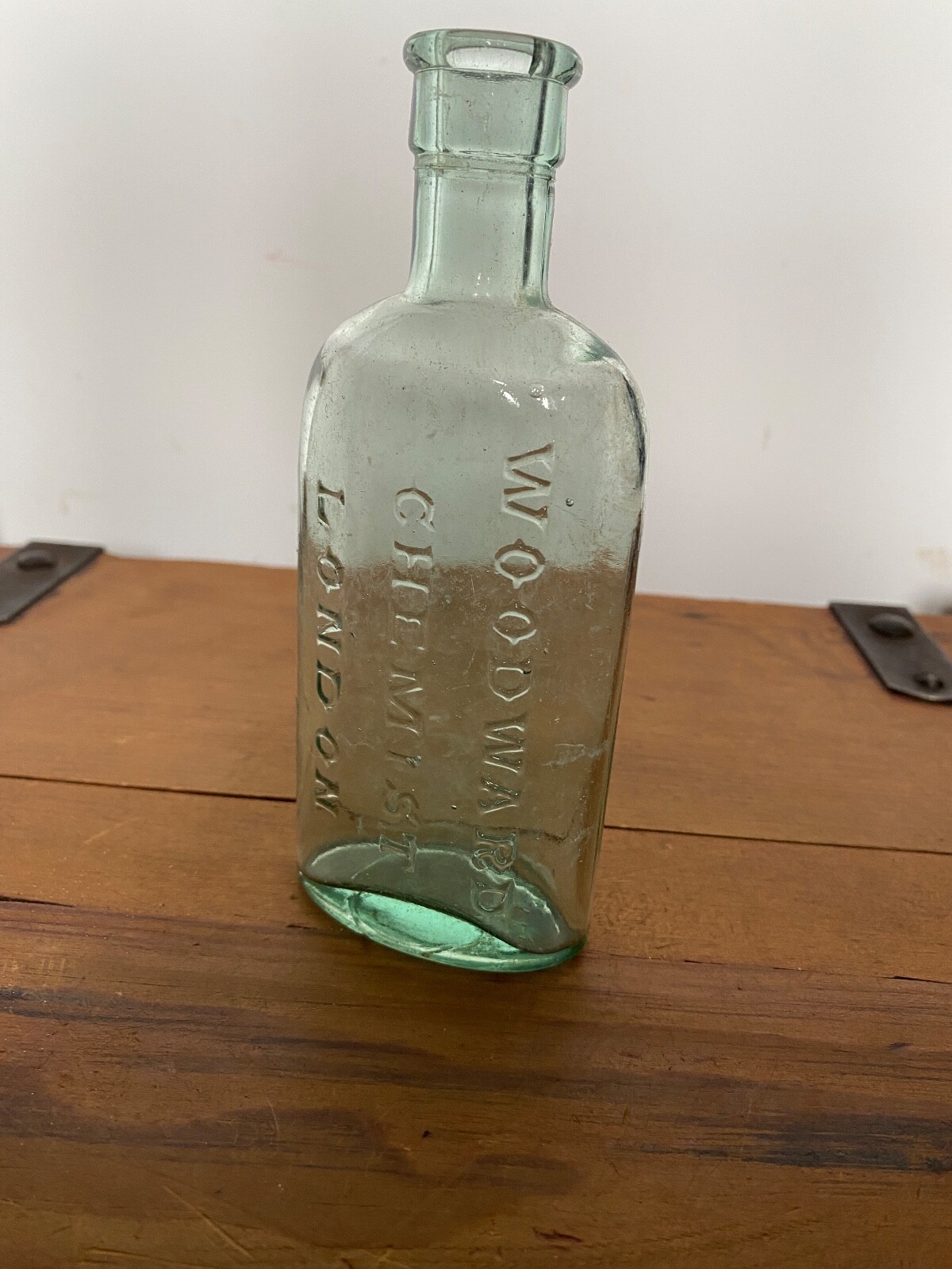 RARE ANTIQUE WOODWARD CHEMIST LONDON APOTHECARY GLASS BOTTLE  (23)