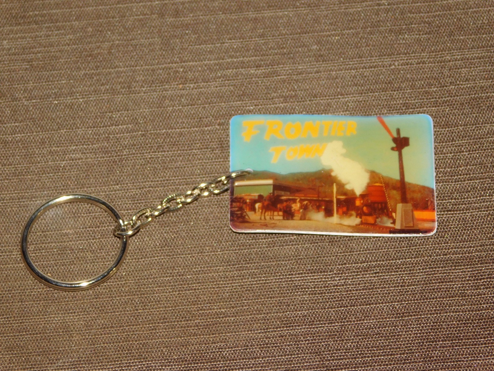VINTAGE OLD AMUSEMENT PARK FRONTIER TOWN NY TRAIN SOUVENIR KEY CHAIN