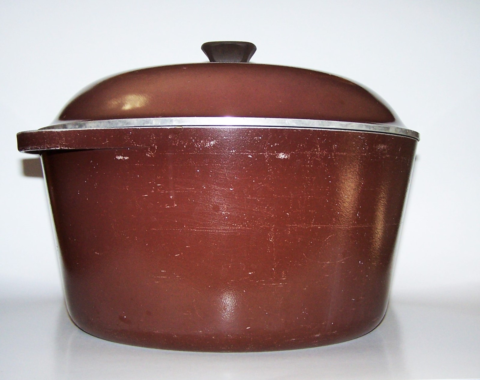 Vintage Club Aluminum Stock Pot Dutch Oven with Lid 7 Quart Vintage Club Aluminum Stock Pot Dutch Oven with Lid 7 Quart