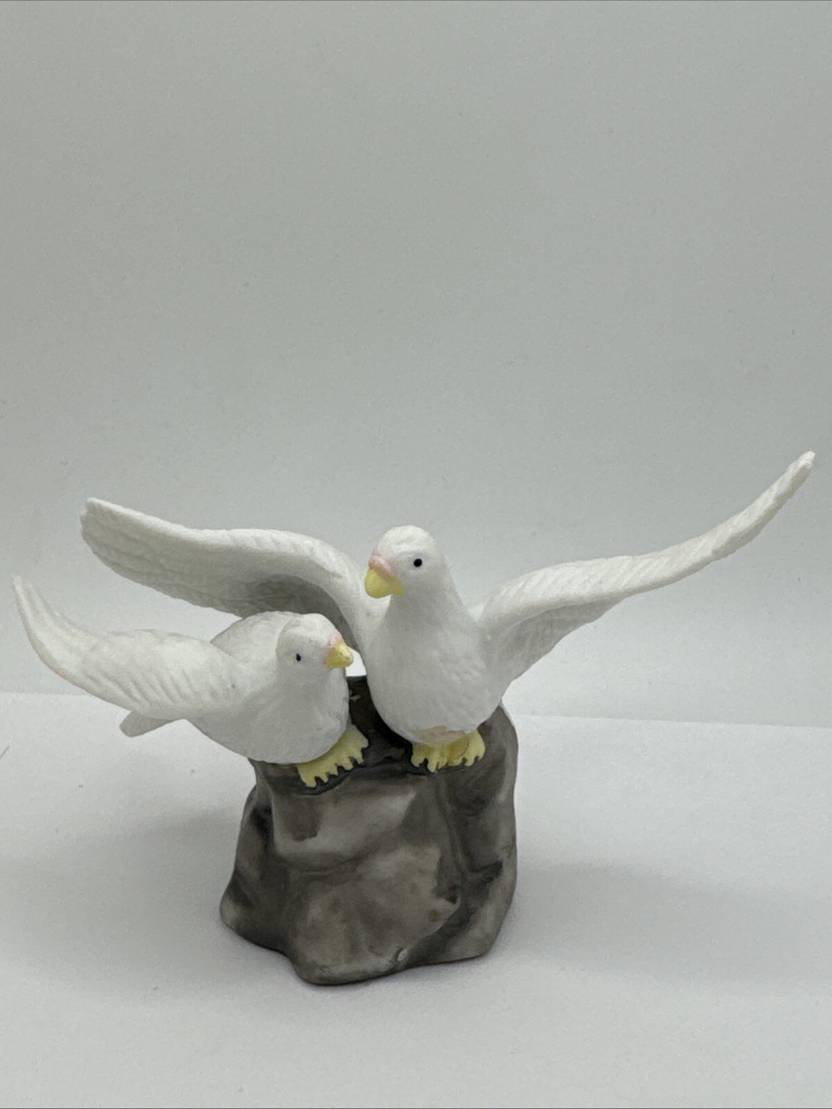 Vtg Twin 3 Inch Dove’s Posing ‘ Love On The Cliffs ’ Porcelain/Ceramic Figurine