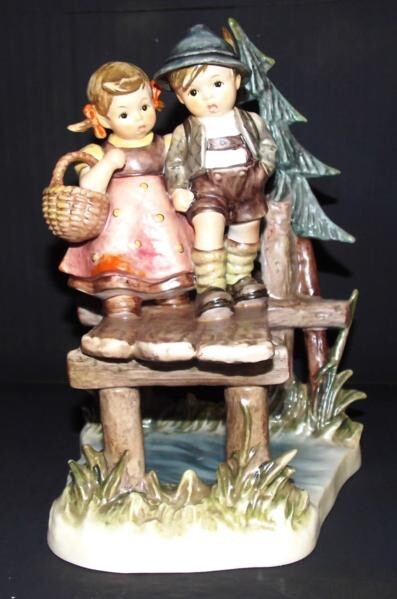 HUMMEL GOEBEL Collectible Figurine \ HUMMEL GOEBEL Collectible Figurine \