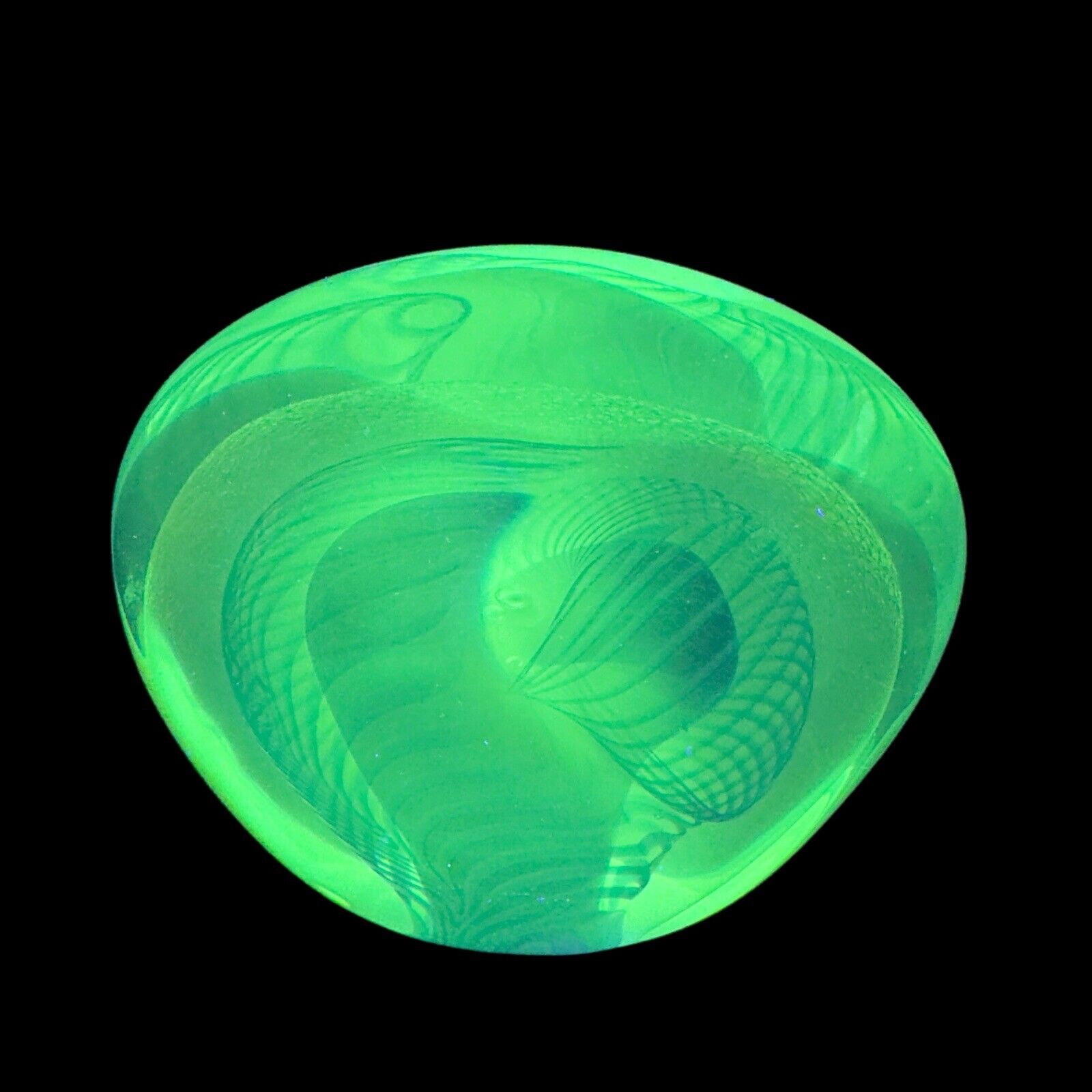 Robert Eickholt 1983 Large Glass Paperweight Manganese 365nm Green UV Glowing