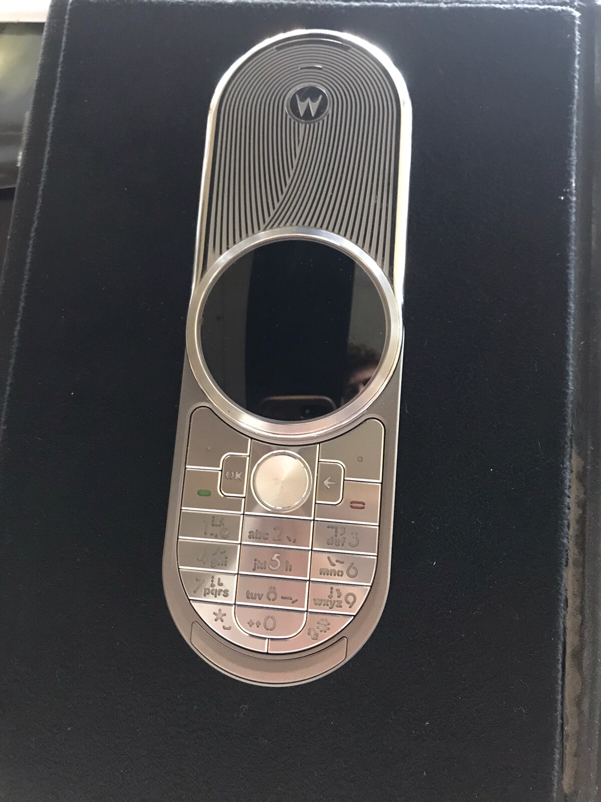Motorola Aura Silver 2008 Rare Luxury Rotating Cell Phone Collector’s Item Motorola Aura Silver 2008 Rare Luxury Rotating Cell Phone Collector’s Item