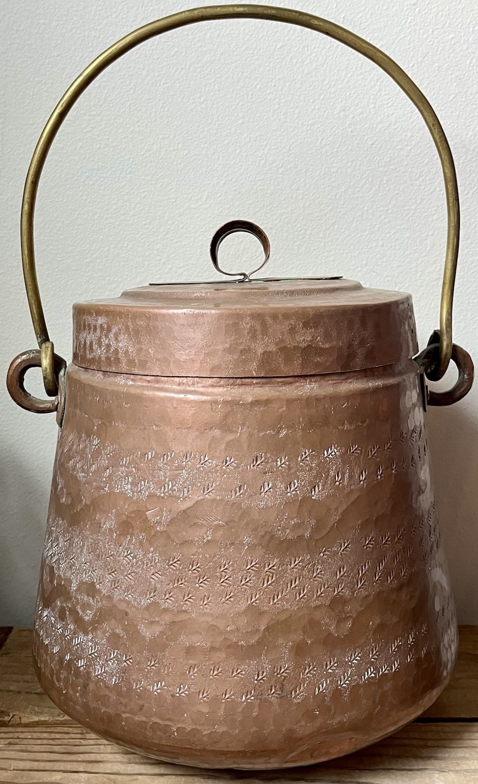 Antique Arts & Crafts Era Italian Made Hand Hammered Lidded Copper Pot APPRAISAL Antique Arts & Crafts Era Italian Made Hand Hammered Lidded Copper Pot APPRAISAL