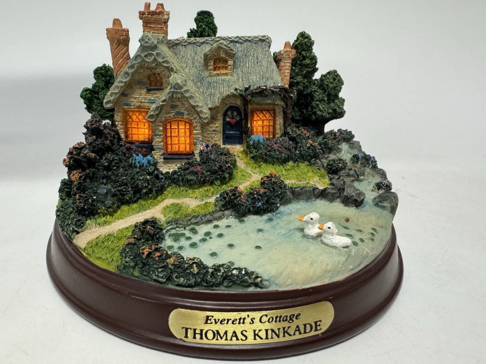 Thomas Kinkade “Everett’s Cottage” Lighted Cottage Collection Lights Up.