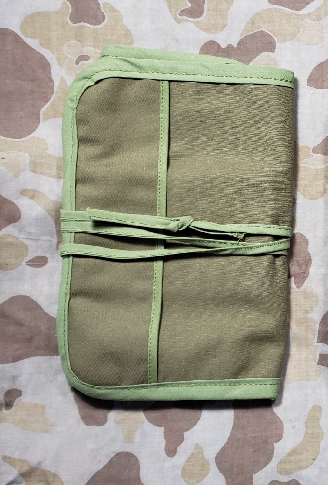 WWII US TOILETRY ROLL  (no mirror, or other contents). 