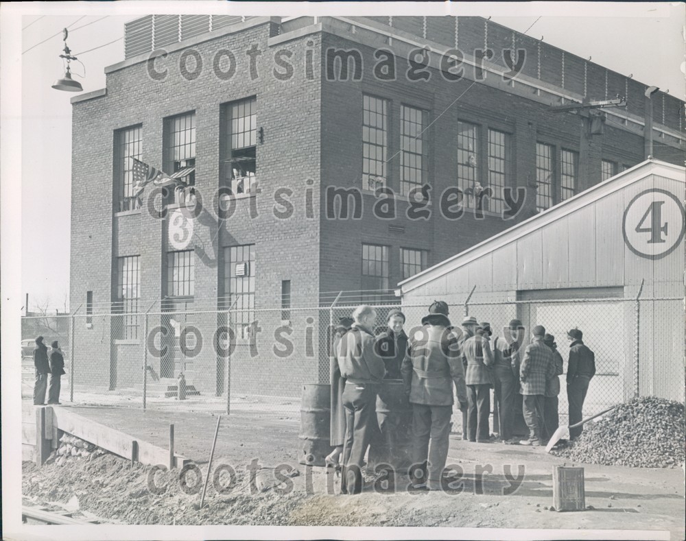 1937 Fansteel Metallurgical  Plant Pickets Warm Themselves Chicago Press Photo
