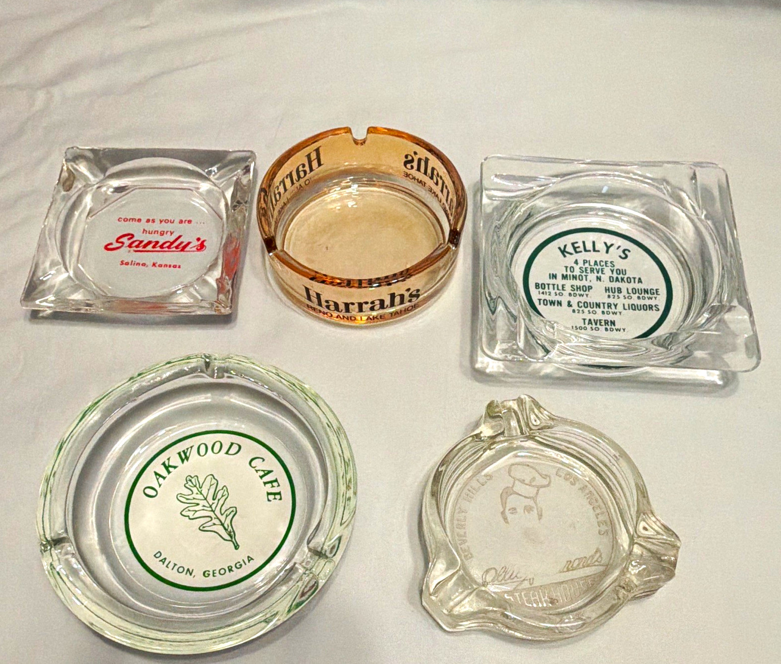 VINTAGE HARRAH\'S KELLY\'S OAKWOOD SANDY\'S BEVERLY HILLS GLASS ASHTRAYS LOT 5