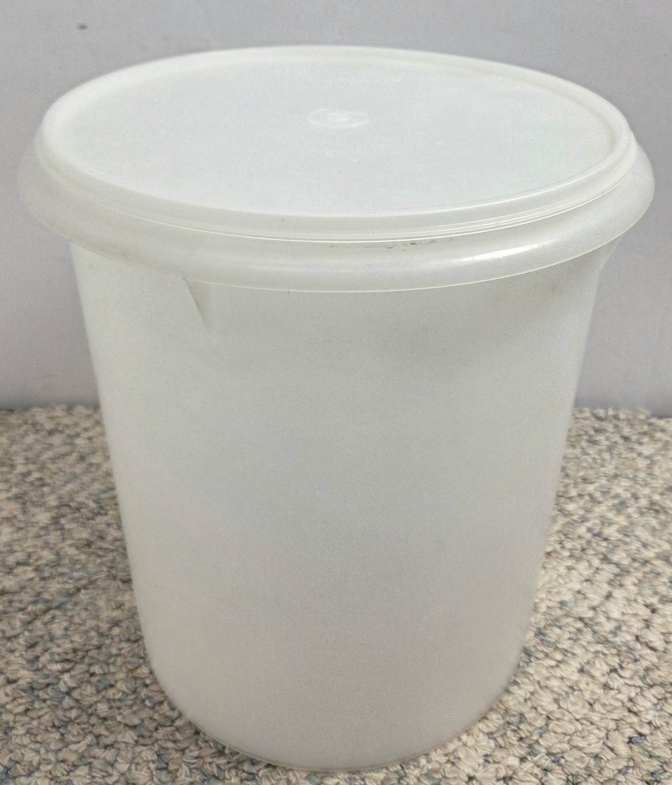 Tupperware 255-8 Large Round Storage Canister Sheer White Lid 10.5