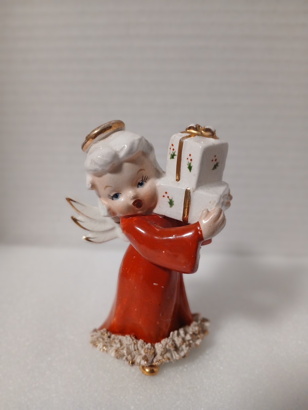 vintage Arnart Ceramic Christmas Angel Holding Gift Spaghetti trim Figurine Read