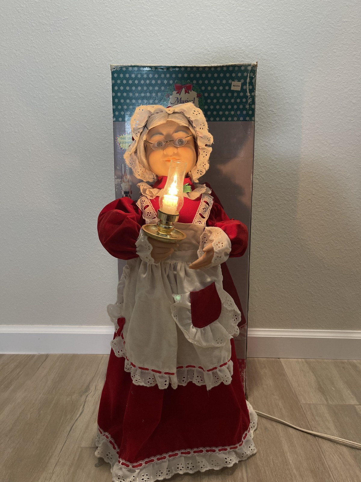 Musical Classics 1990 Mrs. Santa Animated Motionette 24\